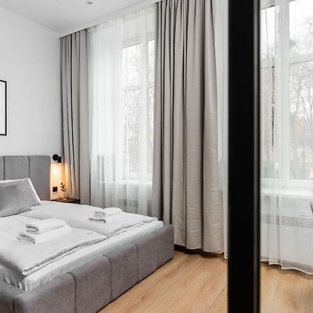 Modern Centrally Located Apartments - By Upstairs Krakau Buitenkant foto