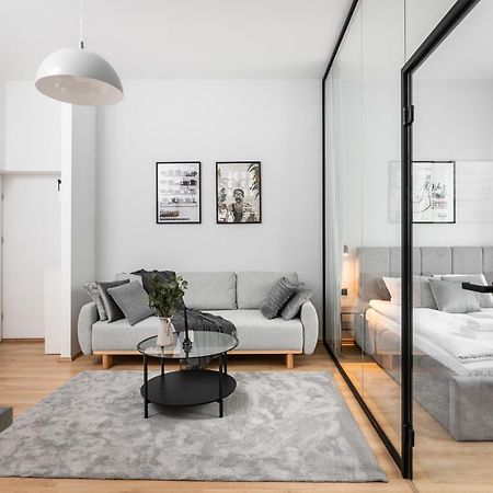 Modern Centrally Located Apartments - By Upstairs Krakau Buitenkant foto