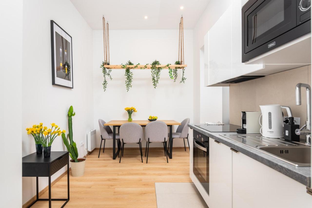 Modern Centrally Located Apartments - By Upstairs Krakau Buitenkant foto