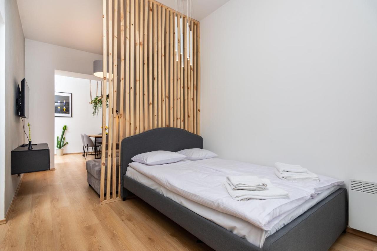 Modern Centrally Located Apartments - By Upstairs Krakau Buitenkant foto