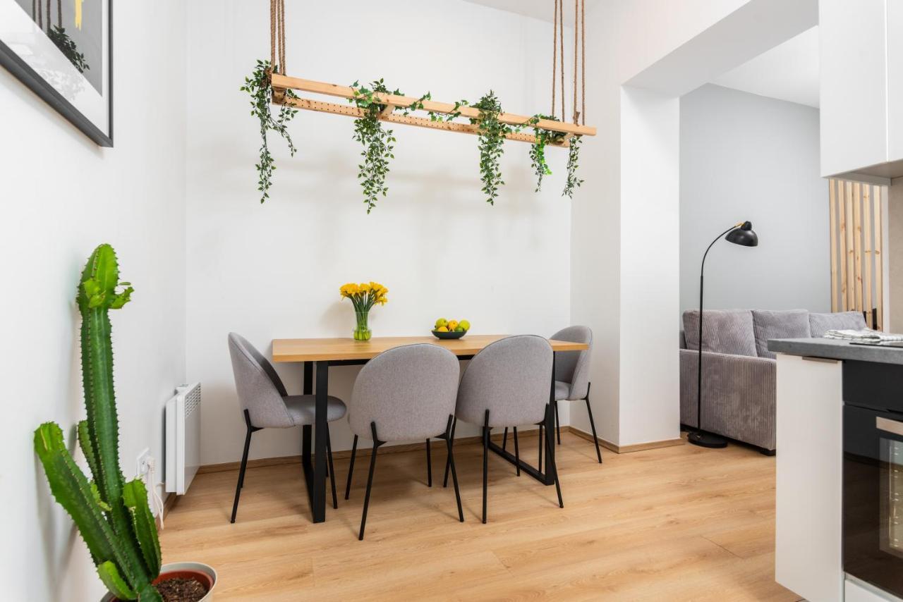 Modern Centrally Located Apartments - By Upstairs Krakau Buitenkant foto