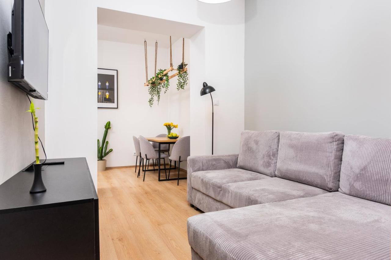 Modern Centrally Located Apartments - By Upstairs Krakau Buitenkant foto