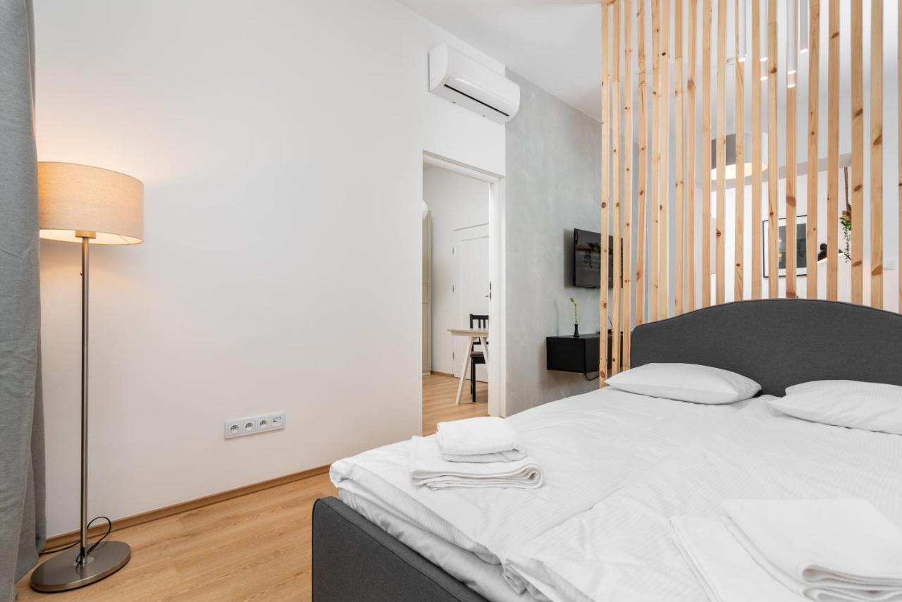 Modern Centrally Located Apartments - By Upstairs Krakau Buitenkant foto