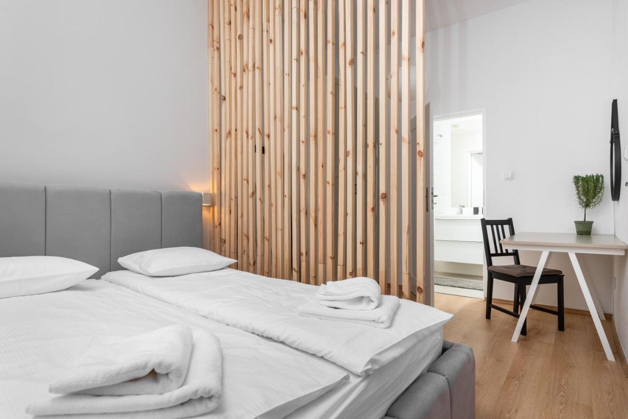 Modern Centrally Located Apartments - By Upstairs Krakau Buitenkant foto