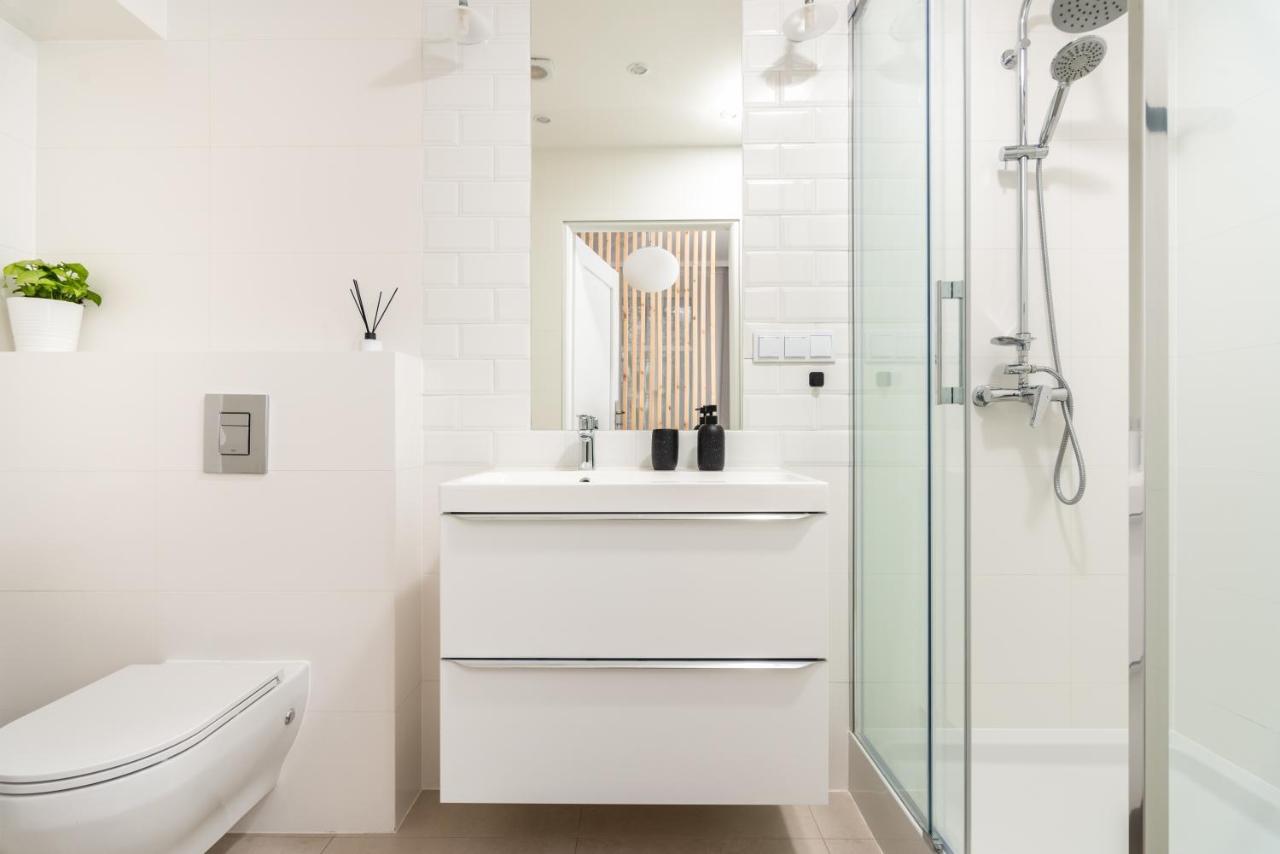 Modern Centrally Located Apartments - By Upstairs Krakau Buitenkant foto
