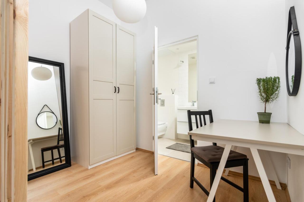 Modern Centrally Located Apartments - By Upstairs Krakau Buitenkant foto