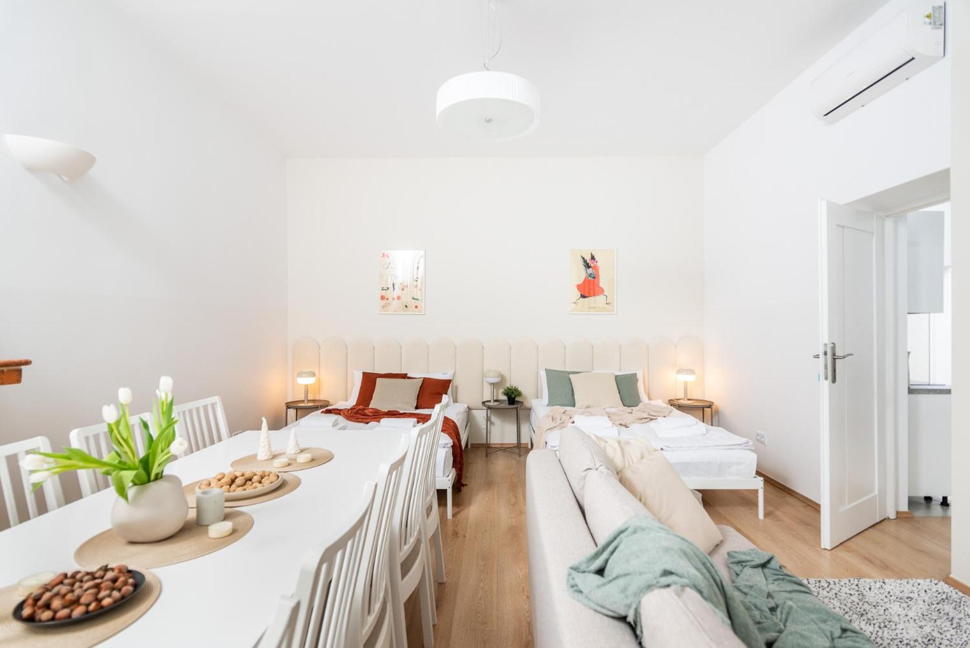 Modern Centrally Located Apartments - By Upstairs Krakau Buitenkant foto
