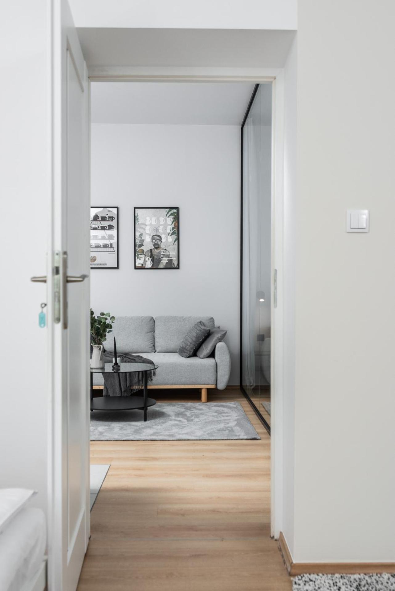 Modern Centrally Located Apartments - By Upstairs Krakau Buitenkant foto